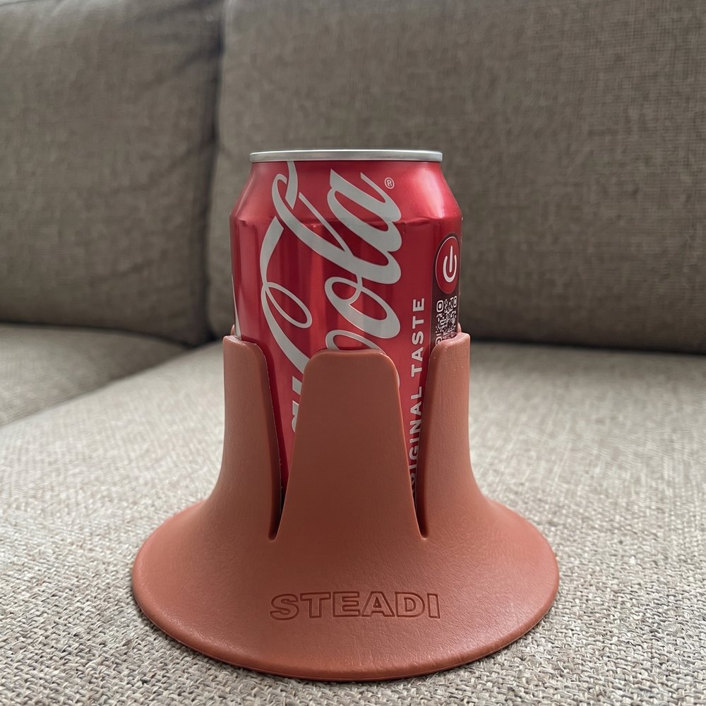 A 12 oz can standing in a terracotta Steadi.